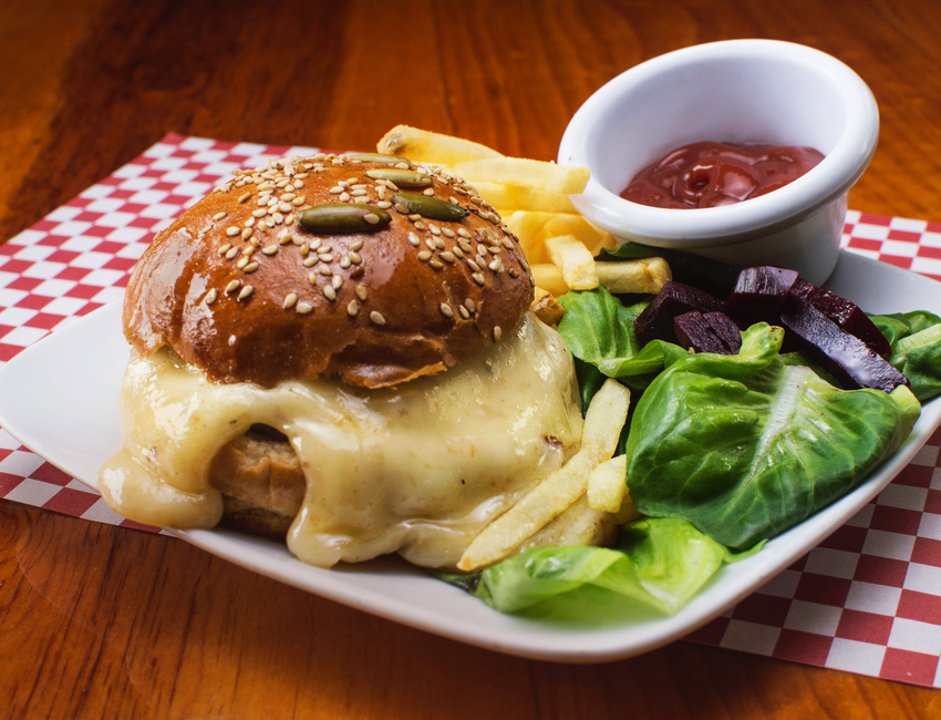 Burguesita (90 g) con papas y ensalada