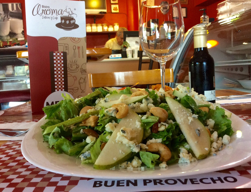 Ensalada de pera (170 g) y gorgonzola (100 g)