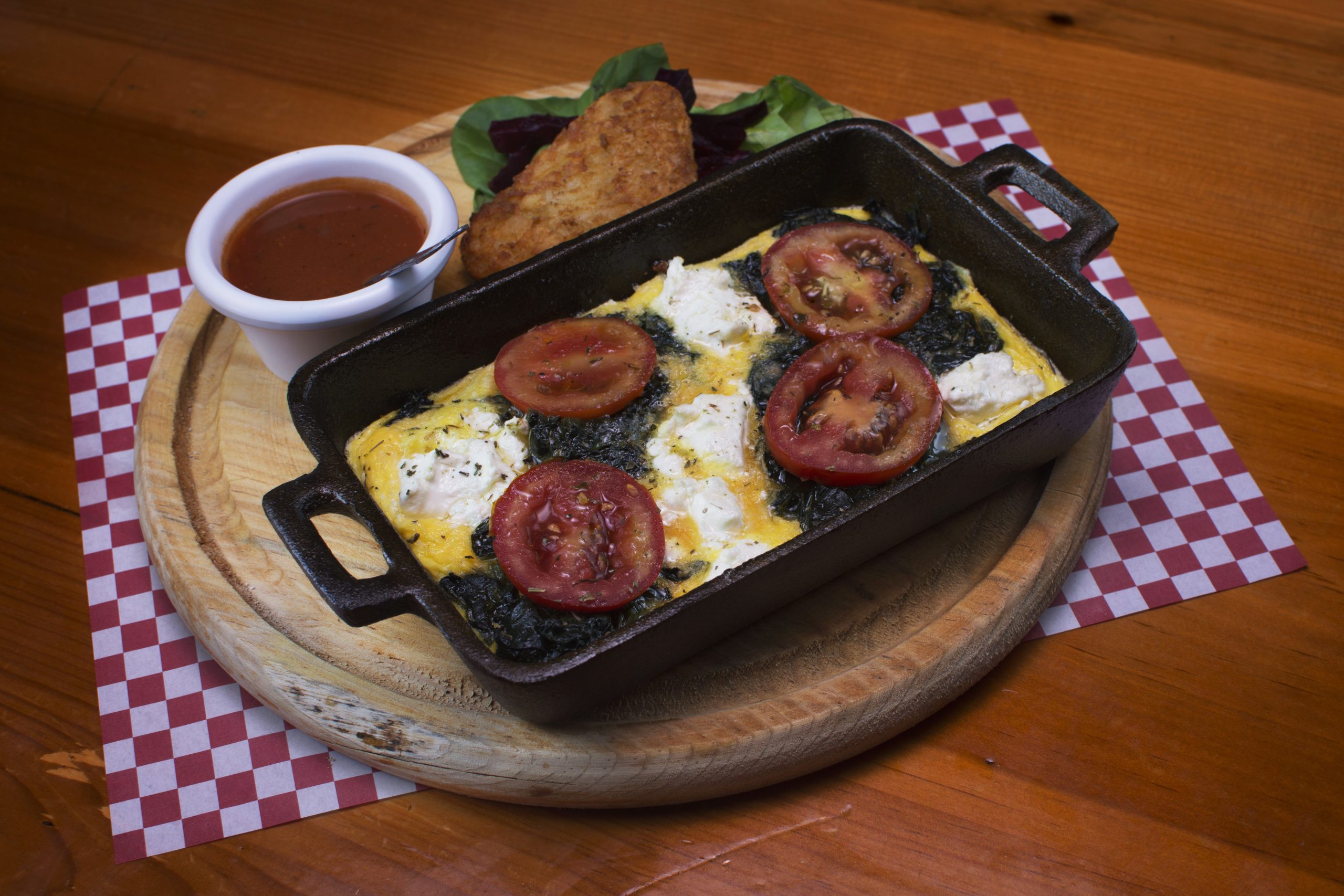Frittata con espinacas (90 g) con jitomate (50 g) asado y queso de cabra (50 g)