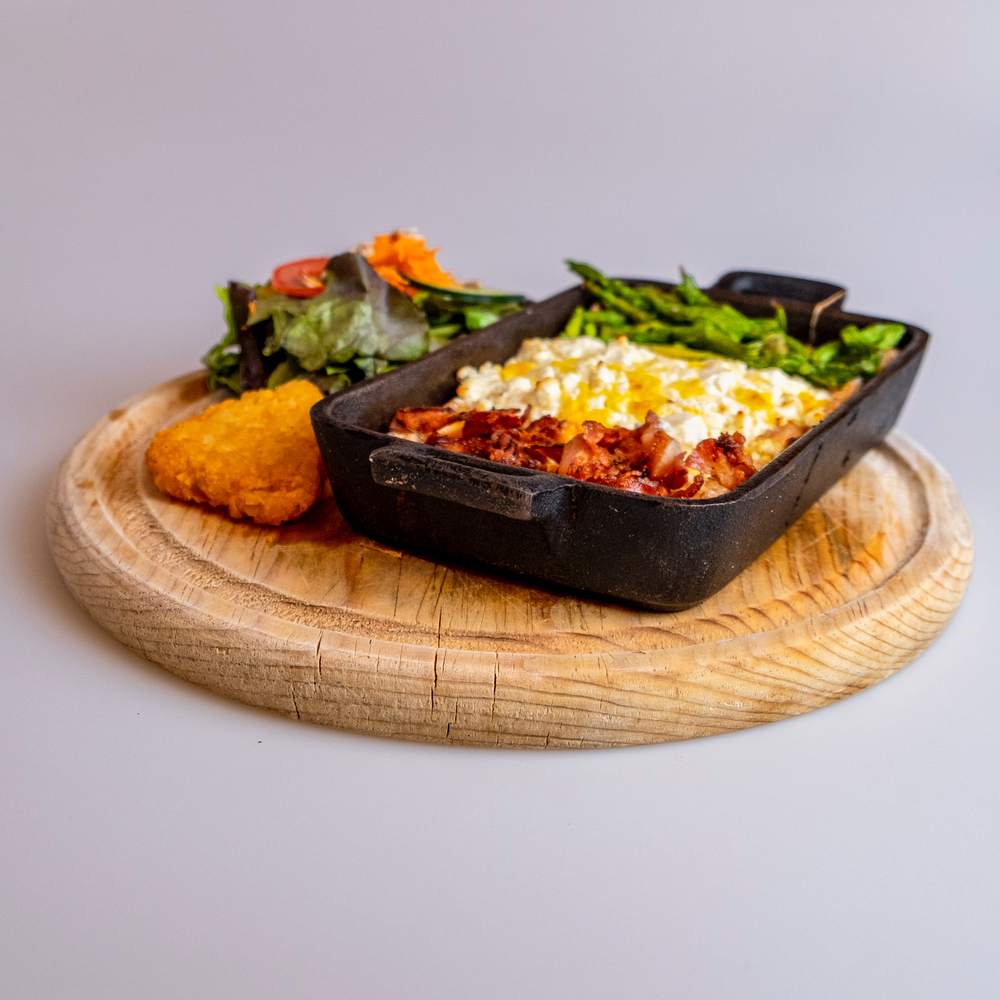 Frittata con espárragos (70 g), queso de cabra (50 g) y tocino (50 g)