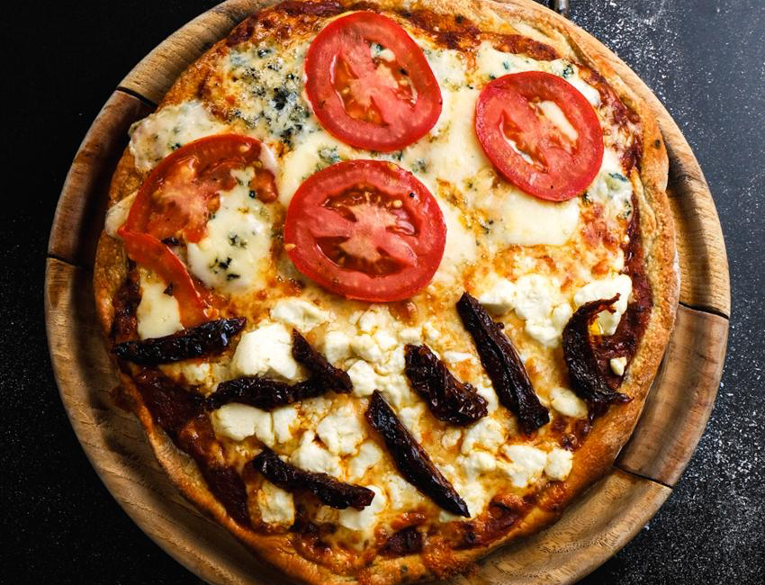 Pizza Queso Gorgonzola (100 g) tomate asado (70 g) 